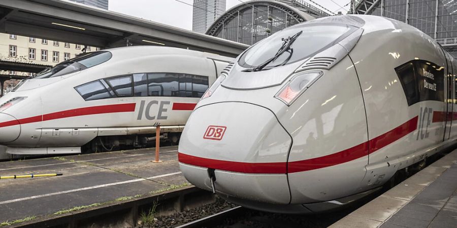 Acht Stunden Stillstand soll am Freitag im deutschen Bahnverkehr herrschen. Die SBB raten von Reisen nach Deutschland ab, die Swiss streicht Flüge. (Symbolbild)