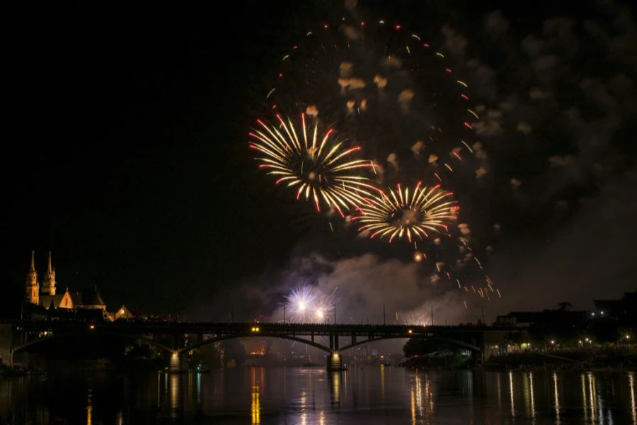 In Basel will man nicht auf das grosse Feuerwerk über dem Rhein verzichten.