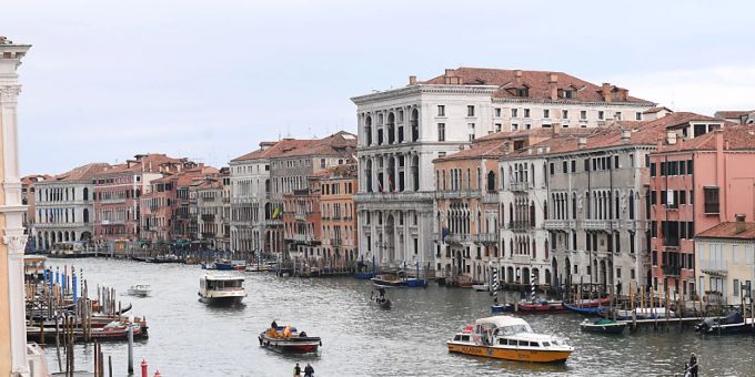Boote fahren in Venedig auf dem Canal Grande. (Symbolbild) Foto: Felix Hörhager/dpa Venedig