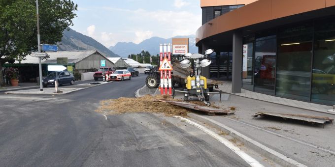 Domat/Ems GR: Viehanhänger gekippt. Domat/Ems GR