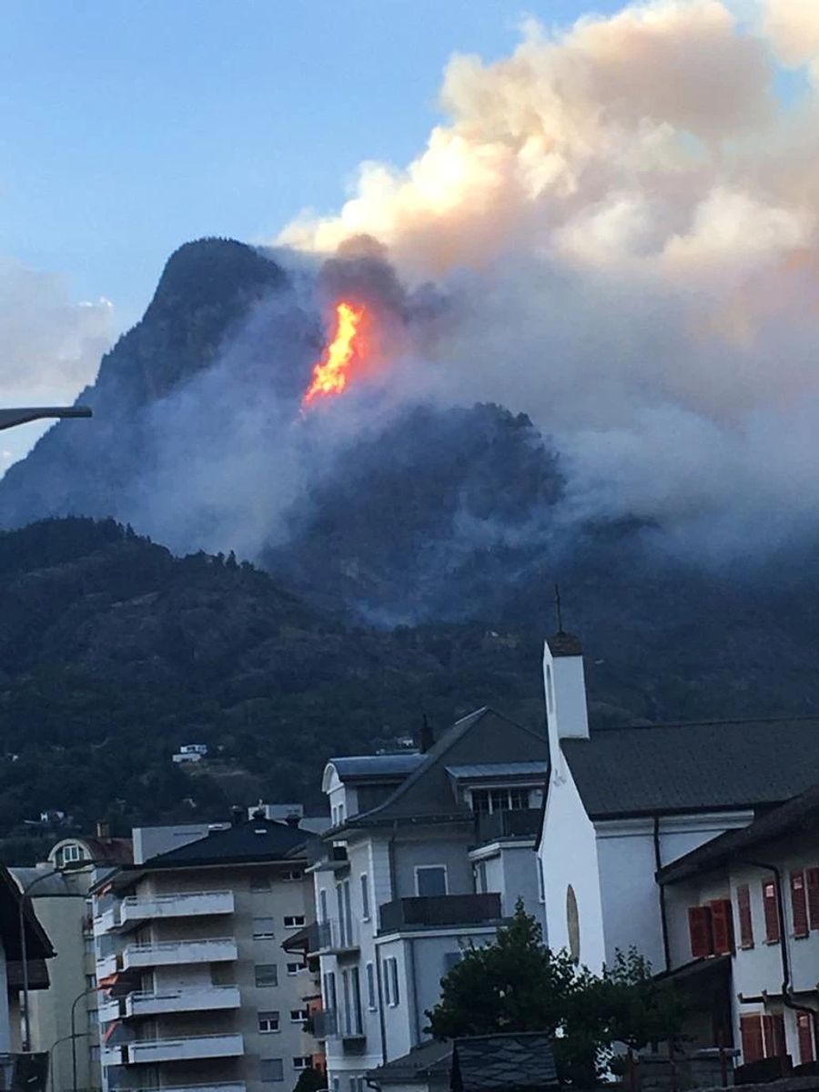 Blick auf den Waldbrand am Montag von Glis aus.