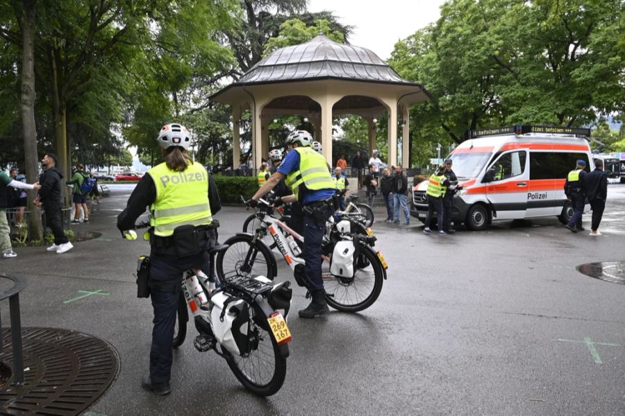 Die Stadtpolizei Zürich markiert Präsenz. Mit Megafonen werden die Demonstrierenden darauf hingewiesen, dass es sich um eine illegale Veranstaltung handelt..