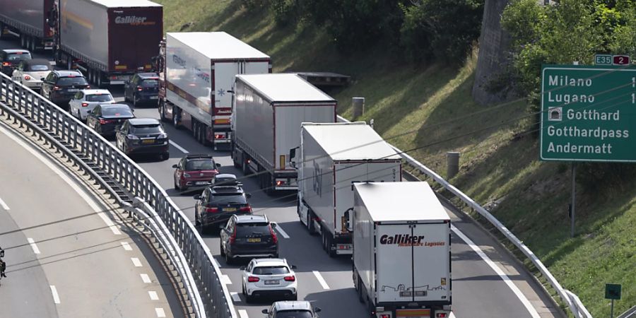 Vor dem Gotthard-Nordportal kommt es regelmässig zu längeren Staus. (Archivbild)