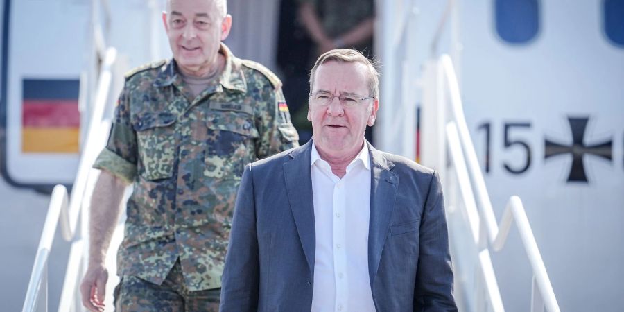 Verteidigungsminister Boris Pistorius (r, SPD) und Carsten Breuer, Generalinspekteur der Bundeswehr, kommen auf dem Flughafen in Vilnius an.