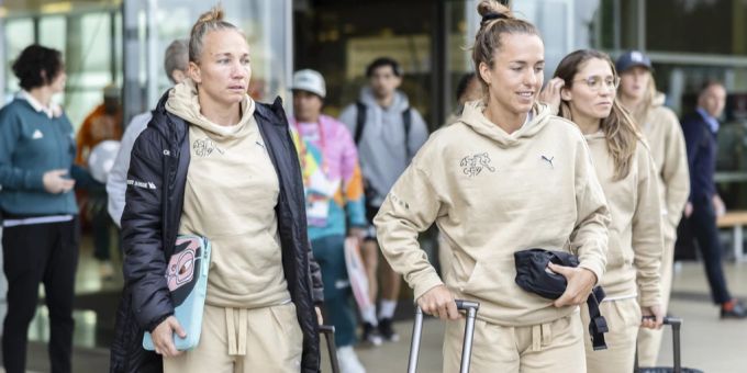 Goalie Gaëlle Thalmann (l.) und Captain Lia Wälti bei der Ankunft am Flughafen Dunedin am Dienstag-Nachmittag. Schweizer Nati