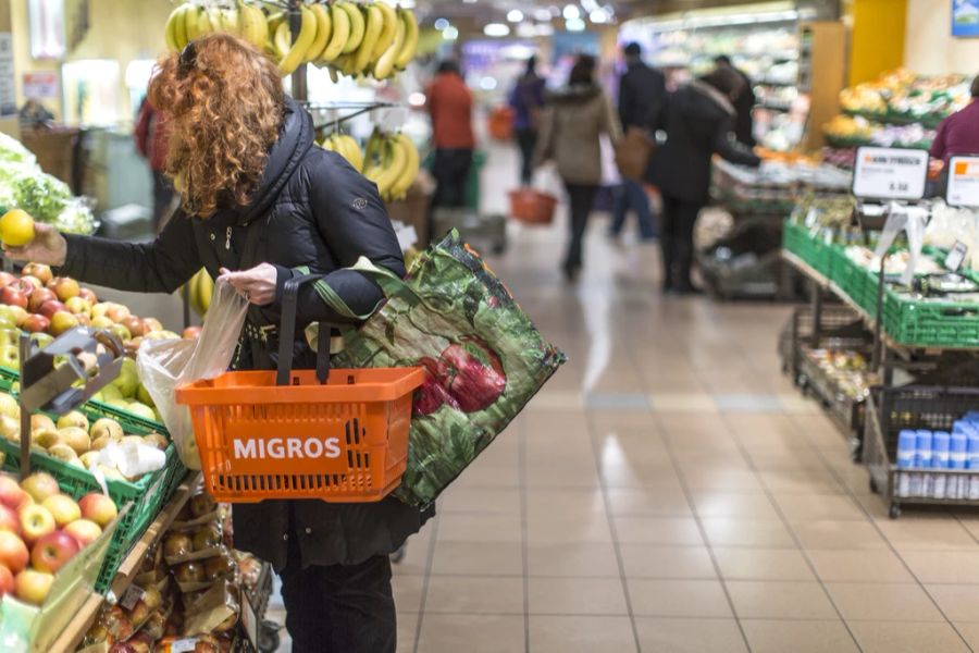 Migros erlaubt weiterhin, mit mitgebrachten Taschen einzukaufen. (Symbolbild)