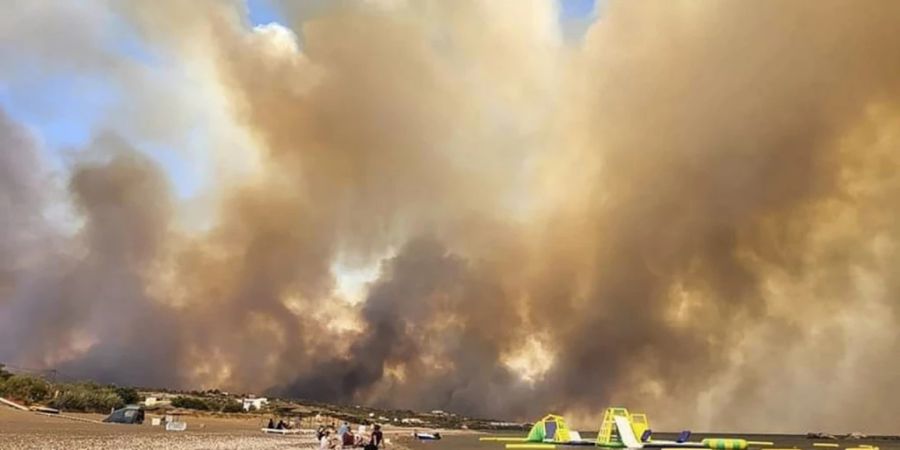 dpatopbilder - Dichte Rauchwolken eines Waldbrandes steigen auf der griechischen Insel Rhodos in den Himmel. Foto: uncredited/Rhodes.Rodos/AP/dpa