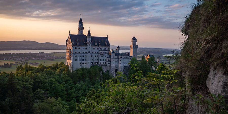 Schloss Neuschwanstein bei Füssen im Allgäu, eine der bekanntesten Sehenswürdigkeiten in Bayern und Deutschland. Foto: Frank Rumpenhorst/dpa