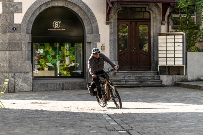 Bevor man sich auf Tour begibt, sollte man das Lenk- und Bremsverhalten des Bikes auf verschiedenen Untergründen und im Stadtverkehr üben. E-Bike Stadt Reisen
