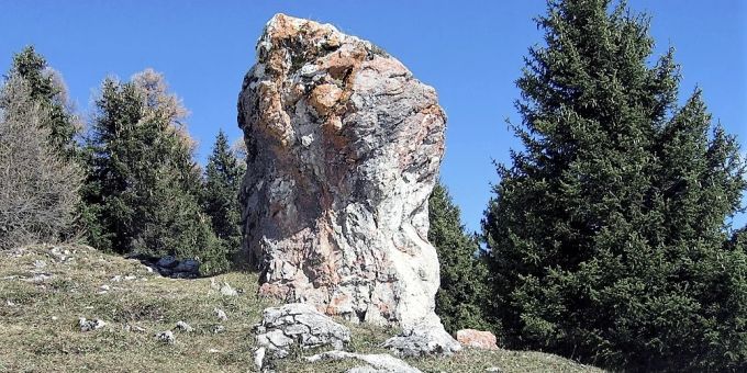 Ein Engadiner Krafort von vielen: der Menhir bei S-chanf. Der Menhir bei S-chanf.