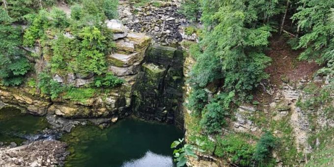 Aus dem Wasserfall Saut du Doubs kommt kein Wasser. Saut du Doubs