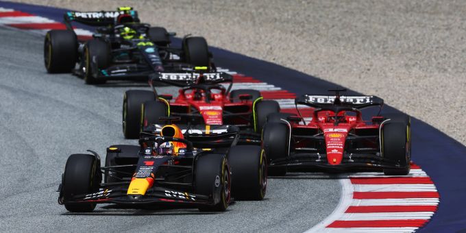 Max Verstappen (Red Bull) vor Charles Leclerc, Carlos Sainz (Ferrari) und Lewis Hamilton (Mercedes) beim Österreich-GP der Formel 1. Max Verstappen Formel 1
