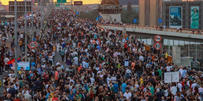 Demonstranten in Belgrad gehen seit Wochen gegen die Verherrlichung von Gewalt auf die Strasse. Demonstranten in Belgrad gehen seit Wochen gegen die Verherrlichung von Gewalt auf die Strasse.