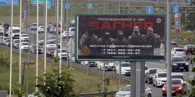 Ein Schild wirbt für einen Einsatz mit der Wagner-Truppe. Ukraine-Krieg
