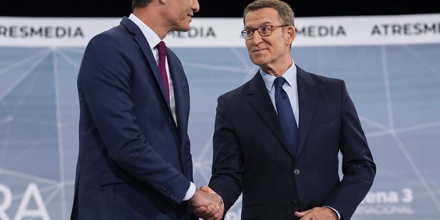 Alberto Núñez Feijóo (r) und Pedro Sánchez vor Beginn der TV-Debatte. Foto: Bernat Armangue/AP