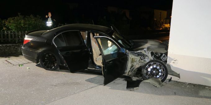 Näfels GL: Nach Kraftstoffdiebstahl auf der Flucht und Unfall gebaut. Näfels GL Unfall
