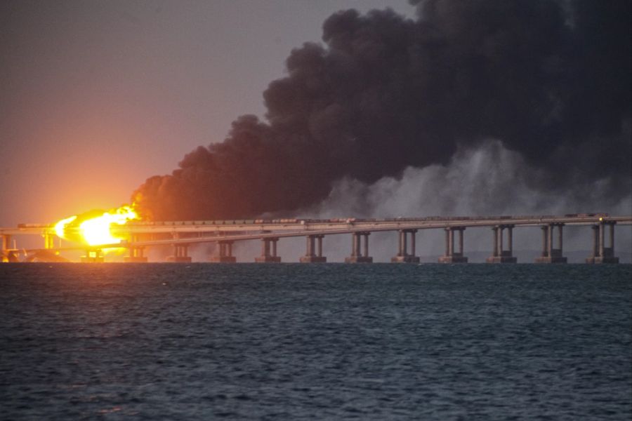 Auch die Krim-Brücke ist schon von den Ukrainern angegriffen worden. Hier ein Bild aus dem Oktober 2022.