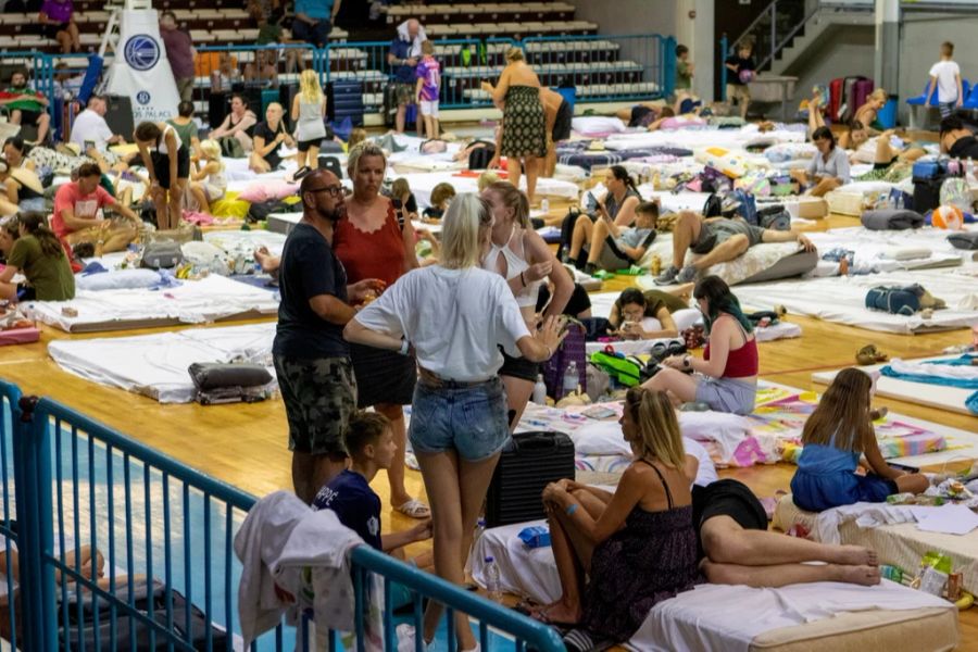 Tausende Touristen verbrachten die zweite Nacht in Sporthallen und Schulen.