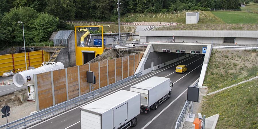 Seit April rollt der Verkehr in der dritten Gubrist-Röhre: Seit Montag stehen nun nicht mehr nur zwei, sondern alle drei Fahrspuren zur Verfügung.