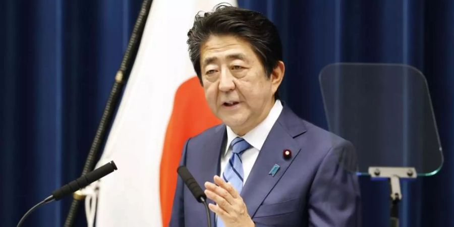 Japans Premierminsiter Shinzo Abe zieht die Verschiebung der Sommerspiele in Tokio in Betracht. Foto: -/Kyodo/dpa