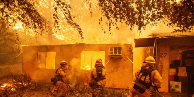 Feuerwehrleute kämpfen in Paradise gegen die Flammen Feuerwehrleute kämpfen in Paradise gegen die Flammen