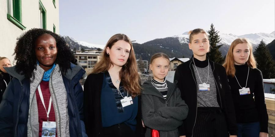 Die Klimaaktivistinnen Vanessa Nakate (l-r), Luisa Neubauer, Greta Thunberg, Isabelle Axelsson und Loukina Tille treffen zu einer Pressekonferenz am Weltwirtschaftsforum in Davos ein.