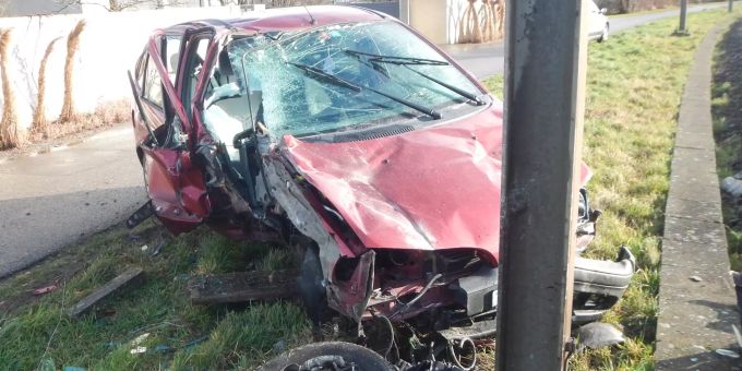 Der Autofahrer musste verletzt ins Spital gebracht werden. Unfall