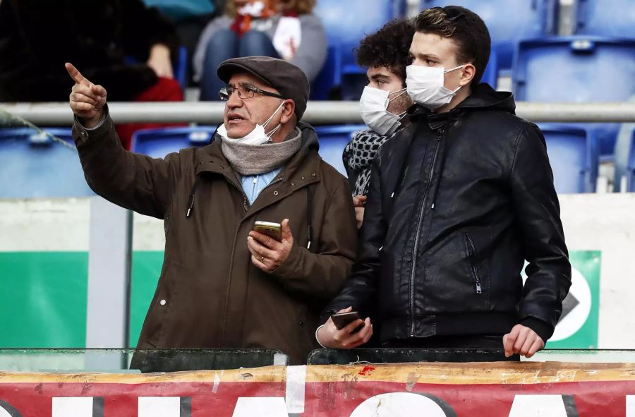 Bei den zuvor ausgetragenen Spielen (hier: Roma gegen Lecce) griffen die Fans zudem vermehrt zu Schutzmasken.