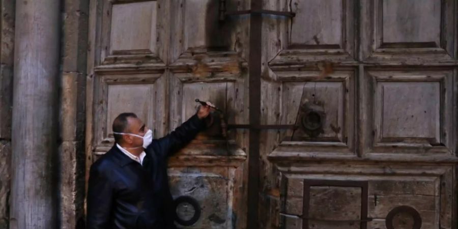 Der Wächter des Schlüssels zur  Grabeskirche schliesst das Gotteshaus