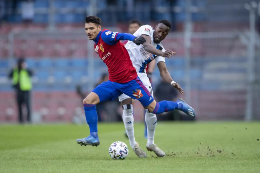 Khaled Narey, rechts, von HSV im Spiel gegen Kevin Bua (FCB).