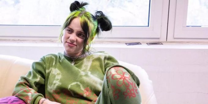 Ganz lässig: Billie Eilish bei einem Interviews am Rande des Musik- und Kunst-Festivals "MS Dockville". Foto: Jonas Walzberg/dpa billie eilish