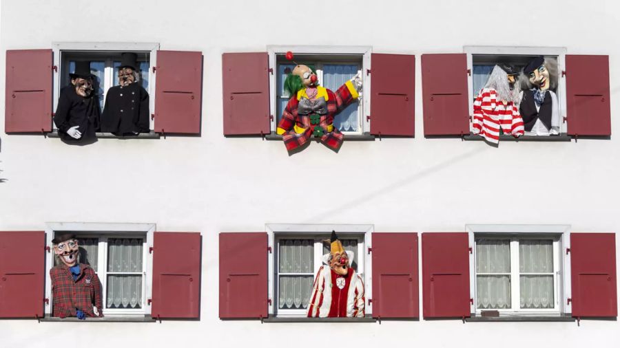 Schon Wochen davor werden Fenster und Häuser mit Sujets und Figuren der Fasnacht geschmückt.