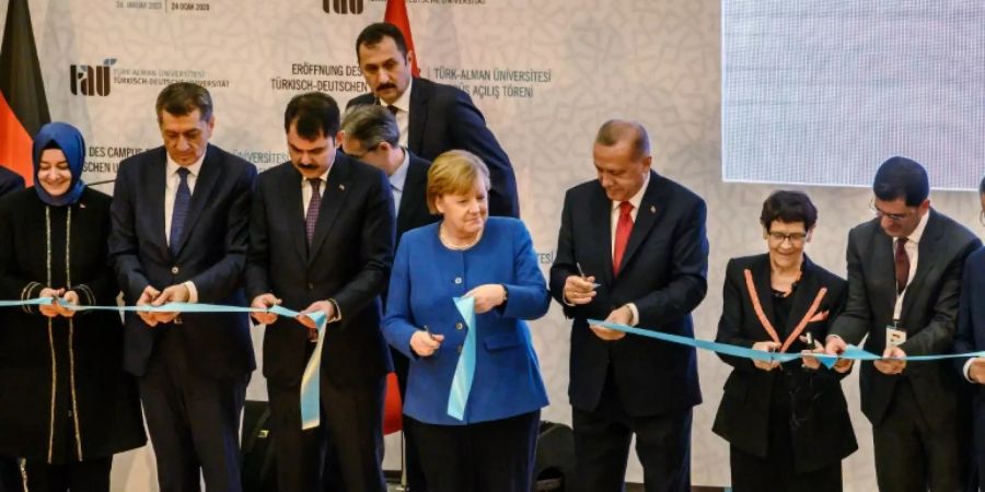 Merkel und Erdogan (M.) bei der Eröffnung des neuen Campus der Türkisch-Deutschen Universität