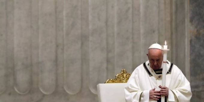 Papst Franziskus leitet eine feierliche Osternacht im Petersdom. Foto: Remo Casilli/Reuters Pool/AP/dpa Papst Franziskus leitet eine feierliche Osternacht im Petersdom. Foto: Remo Casilli/Reuters Pool/AP/dpa