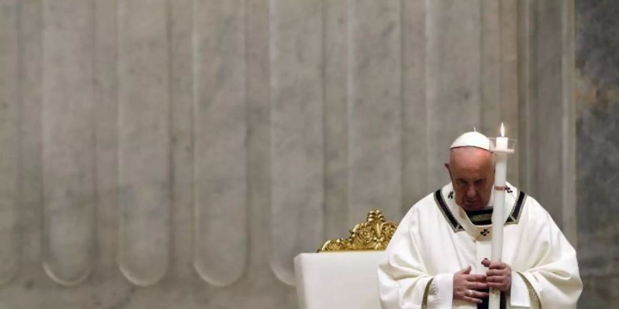 Papst Franziskus leitet eine feierliche Osternacht im Petersdom. Foto: Remo Casilli/Reuters Pool/AP/dpa