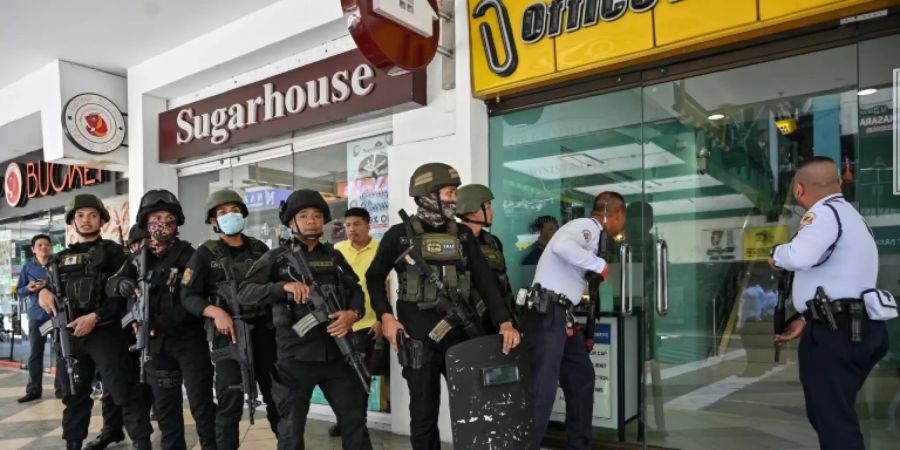 Polizisten in dem Einkaufszentrum in Manila