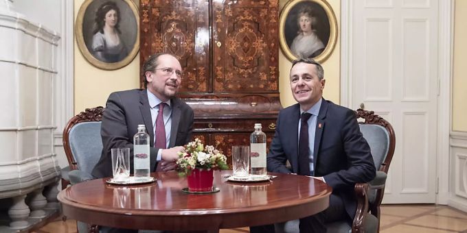 Ein Arbeitstreffen in entspannter Atmosphäre: Bundesrat Ignazio Cassis hat am Donnerstag in Bern den österreichischen Aussenminister Alexander Schallenberg getroffen. Ein Arbeitstreffen in entspannter Atmosphäre: Bundesrat Ignazio Cassis hat am Donnerstag in Bern den österreichischen Aussenminister Alexander Schallenberg getroffen.