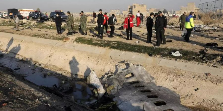 Trümmerteile der ukrainischen Passagiermaschine liegen am Absturzort bei Teheran. Foto: Ebrahim Noroozi/AP/dpa