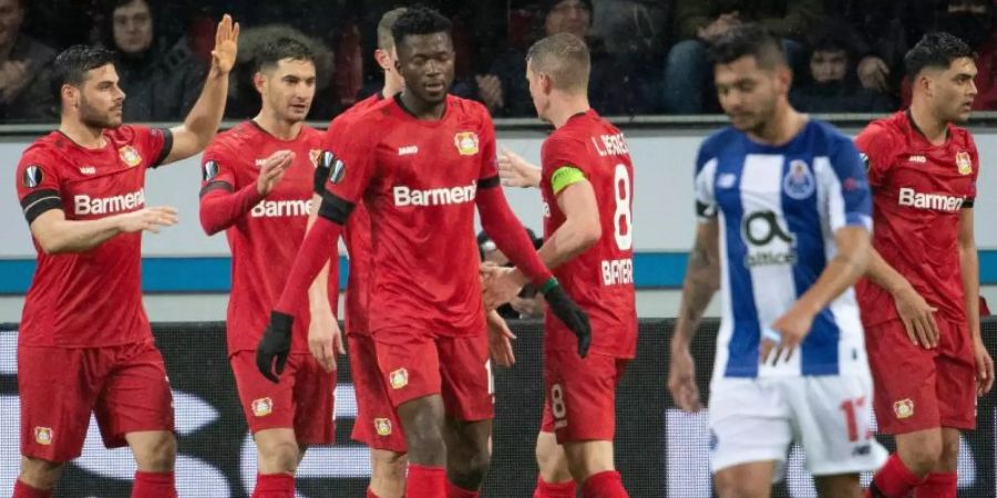 Leverkusens Spieler bejubeln das Tor zum 1:0 gegen Porto. Foto: Federico Gambarini/dpa