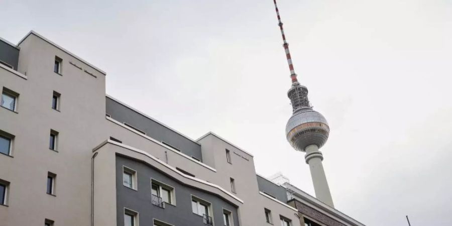 Mietwohnungen in Berlin. Die Bundeshauptstadt will die Mieten für 1,5 Millionen Wohnungen für fünf Jahre einfrieren. Foto: Annette Riedl/dpa