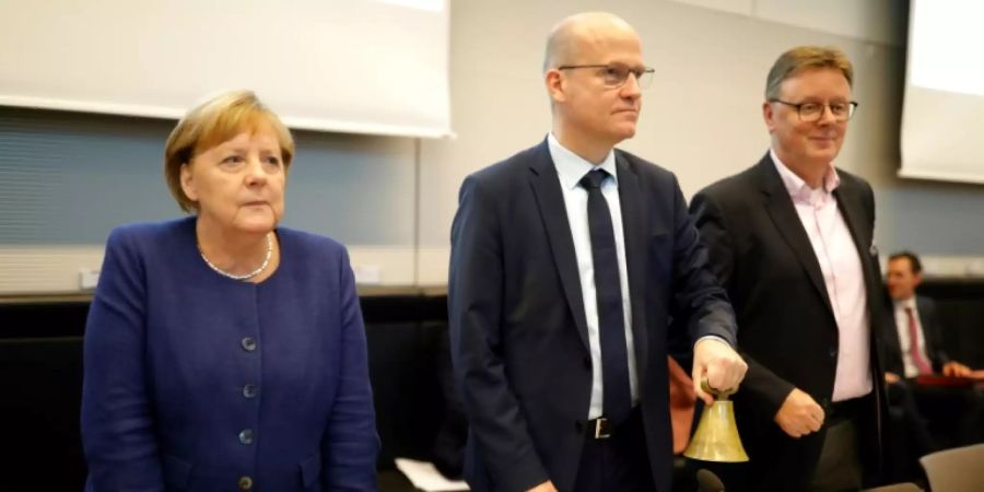 Kanzlerin Merkel und Unionsfraktionschef Brinkhaus (M.)