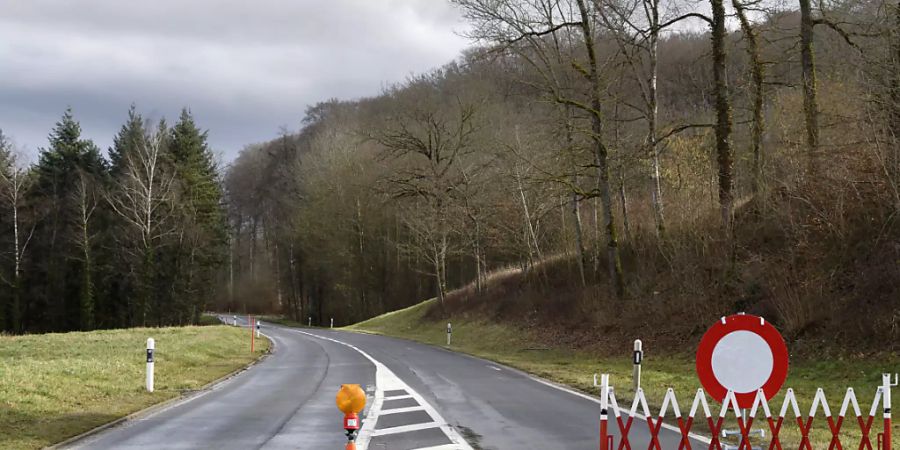 Strassensperren gibt es nach dem Durchzug von Sturm «Sabine» noch etliche in der Schweiz.