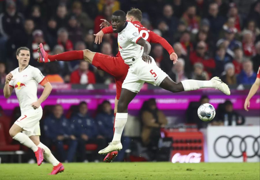 Dayot Upamecano (RB Leipzig) im Zweikampf mit Leon Goretzka (Bayern München).