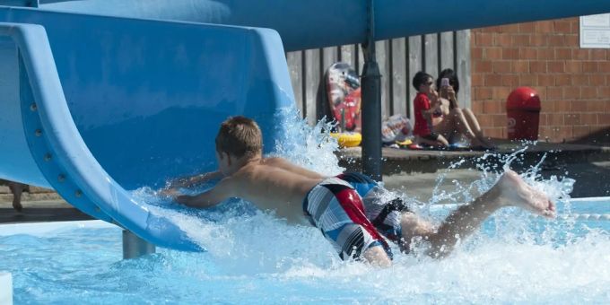 Kinder freuen sich über das Sommerwetter in der Badi Huttwil. Badi Huttwil