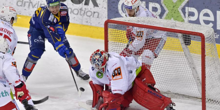 Der Davoser Tino Kessler, links, versucht es alleine gegen den Rapperswiler Torhueter Melvin Nyffeler, beobachtet von seinem Verteidiger Mauro Dufner, beim Eishockey-Qualifikationsspiel der National League zwischen dem HC Davos und den SC Rapperswil Jona Lakers, am Sonntag, 09. Februar 2020 im Eisstadion in Davos. (KEYSTONE/Juergen Staiger)