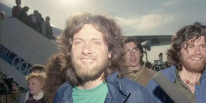 Arved Fuchs (l) und Reinhold Messner am 5. März 1990 am Frankfurter Flughafen, nach ihrer Rekord-Expedition durch die Antarktis. (Archivbild) Arved Fuchs Reinhold Messner