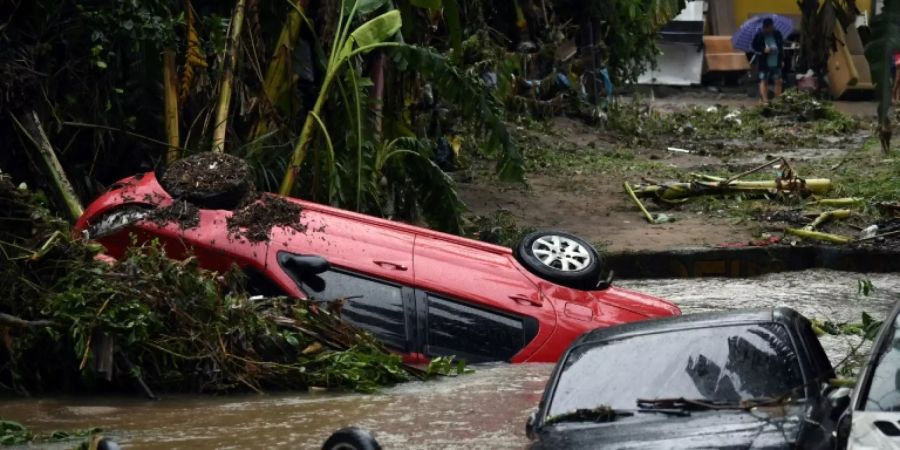 Fortgespülte Autos in einem Vorort von Rio de Janeiro