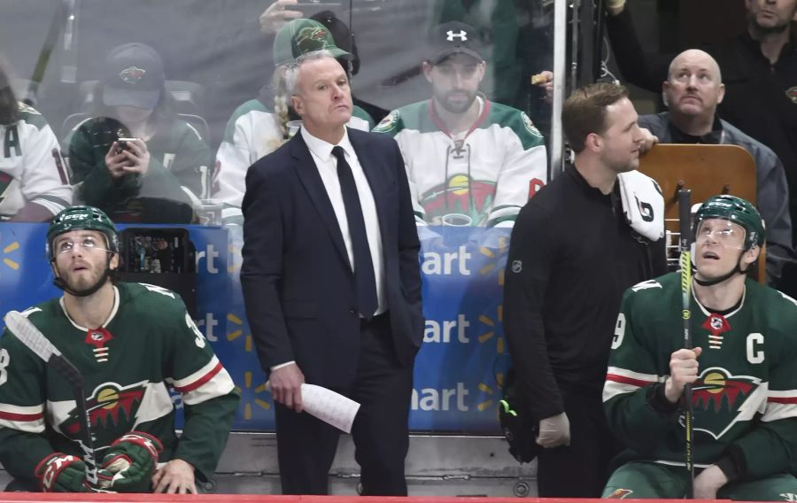 Wild-Coach Dean Evason (m.) gefallen die Leistungen von Kevin Fiala in letzter Zeit sehr gut.