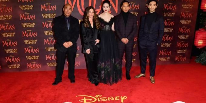 Ron Yuan, Niki Caro, Lui Yifei, Jason Scott Lee und Yoson bei der Europa-Premiere von «Mulan» in London. Niki Caro