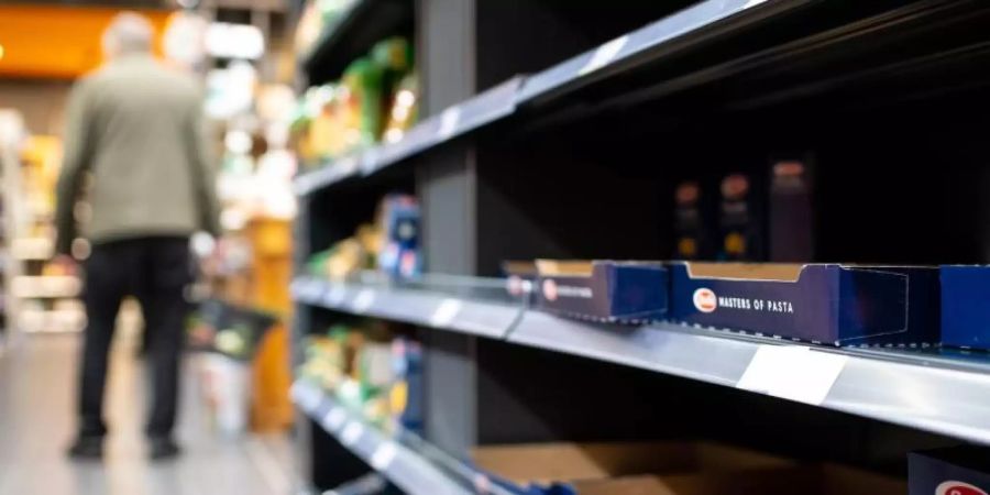 Leergekaufte Regale in einem Supermarkt in Bayern. Foto: Sven Hoppe/dpa